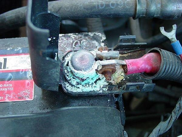 Metal tools touching Terminals of batery of a car